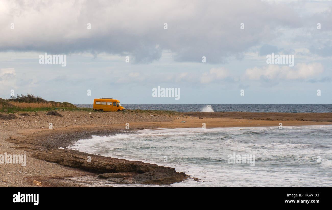 Un giallo van sulla costa di Karpaz, nella parte settentrionale di Cipro. Foto Stock