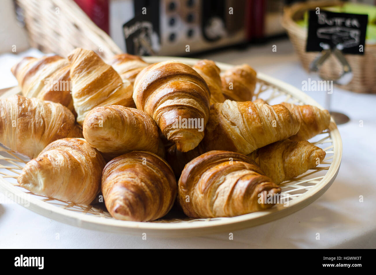 Croissant appena sfornati visualizzata su un tavolo da buffet Foto Stock