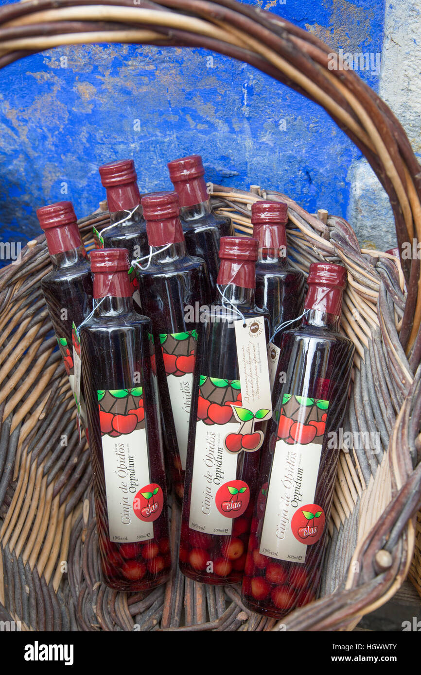 Ginja (o) Ginjinha liquore per vendita, Obidos, Sito Patrimonio Mondiale  dell'UNESCO, Portogallo Foto stock - Alamy