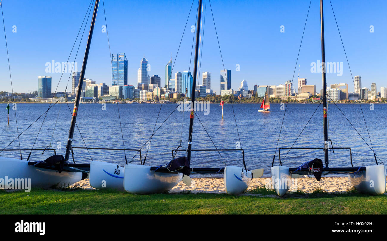 Windrush 14 catamarani a noleggio su South Perth foreshore. Foto Stock