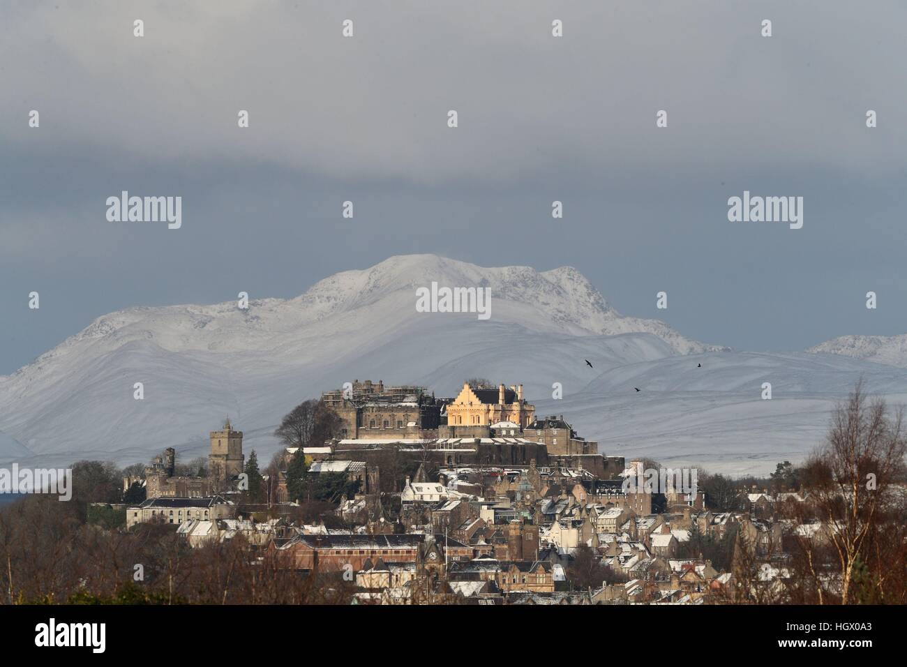 Una vista del Castello di Stirling con cime coperte di neve in background, dopo il Met Office emessi avvisi di maltempo in tutta l'Inghilterra, Scozia, Galles e Irlanda del Nord per le combinazioni di forte vento, neve e ghiaccio. Foto Stock