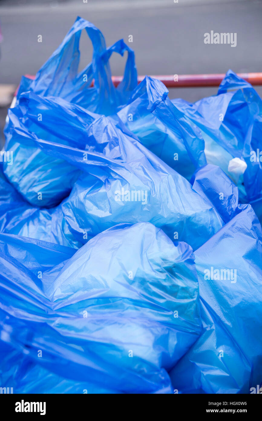 Blue sacchetti di plastica su un carrello Foto Stock