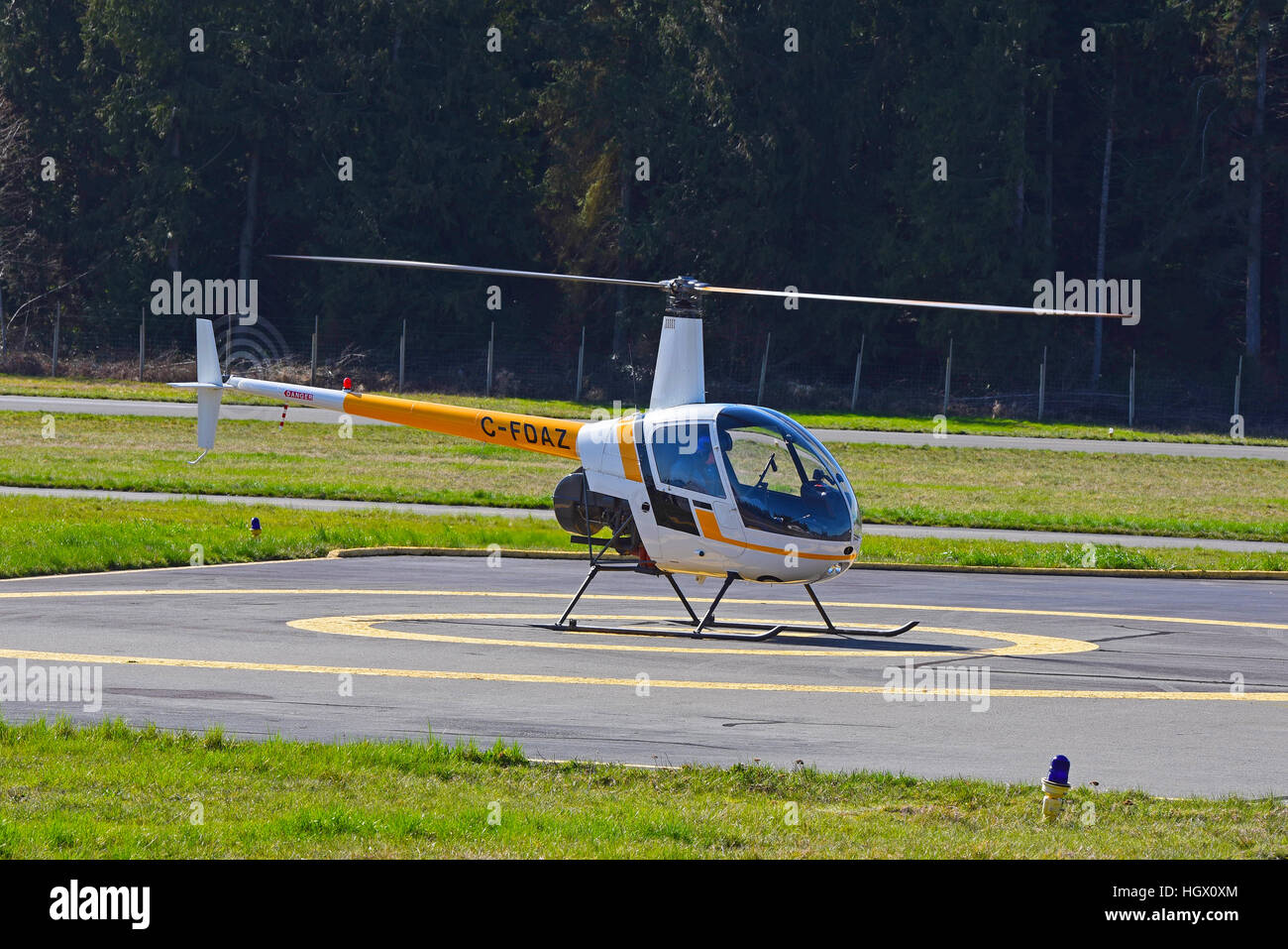 Robinson R22 (C-FDAZ) Luce due seat elicottero a Qualicum aeroporto sull'isola di Vancouver, BC. In Canada. SCO 11,599. Foto Stock