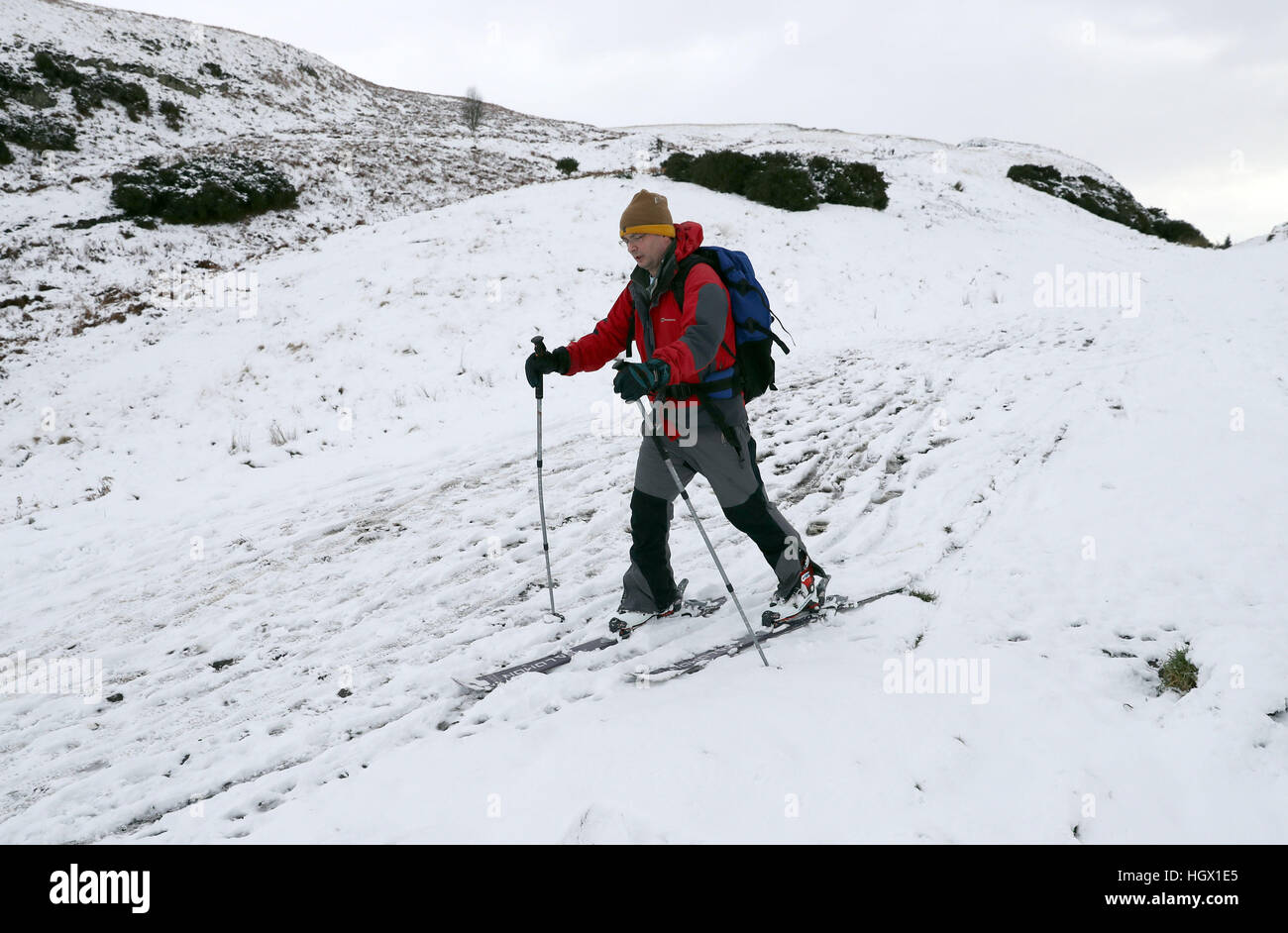 Pascal Lardet sciare giù Dumyat nel Ochils, vicino a Stirling, dopo il Met Office emessi avvisi di maltempo in tutta l'Inghilterra, Scozia, Galles e Irlanda del Nord per le combinazioni di forte vento, neve e ghiaccio. Foto Stock