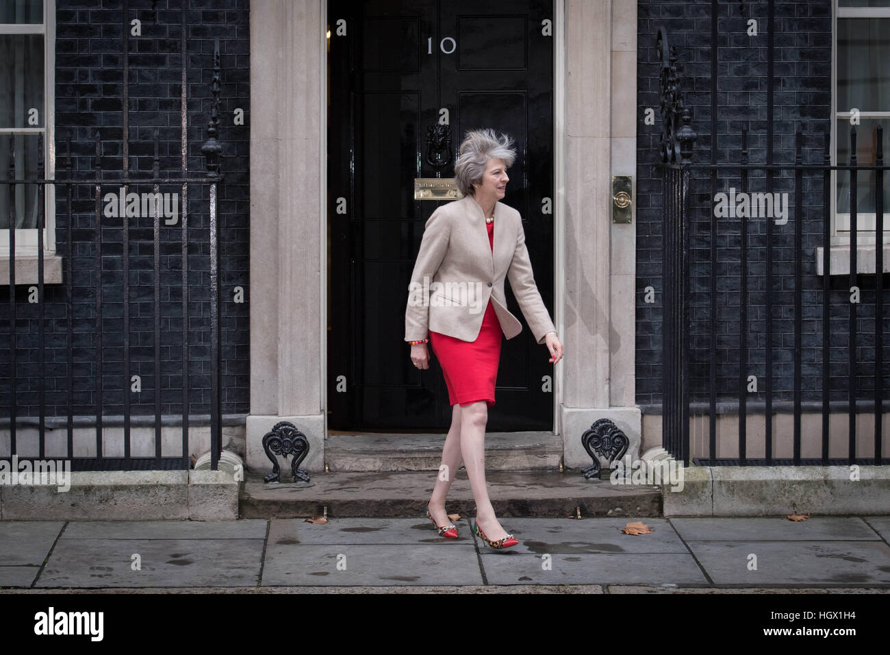 Il primo ministro Theresa Maggio attende per salutare il Primo Ministro neozelandese Bill Inglese a Downing Street, Londra, precedendo di colloqui. Foto Stock