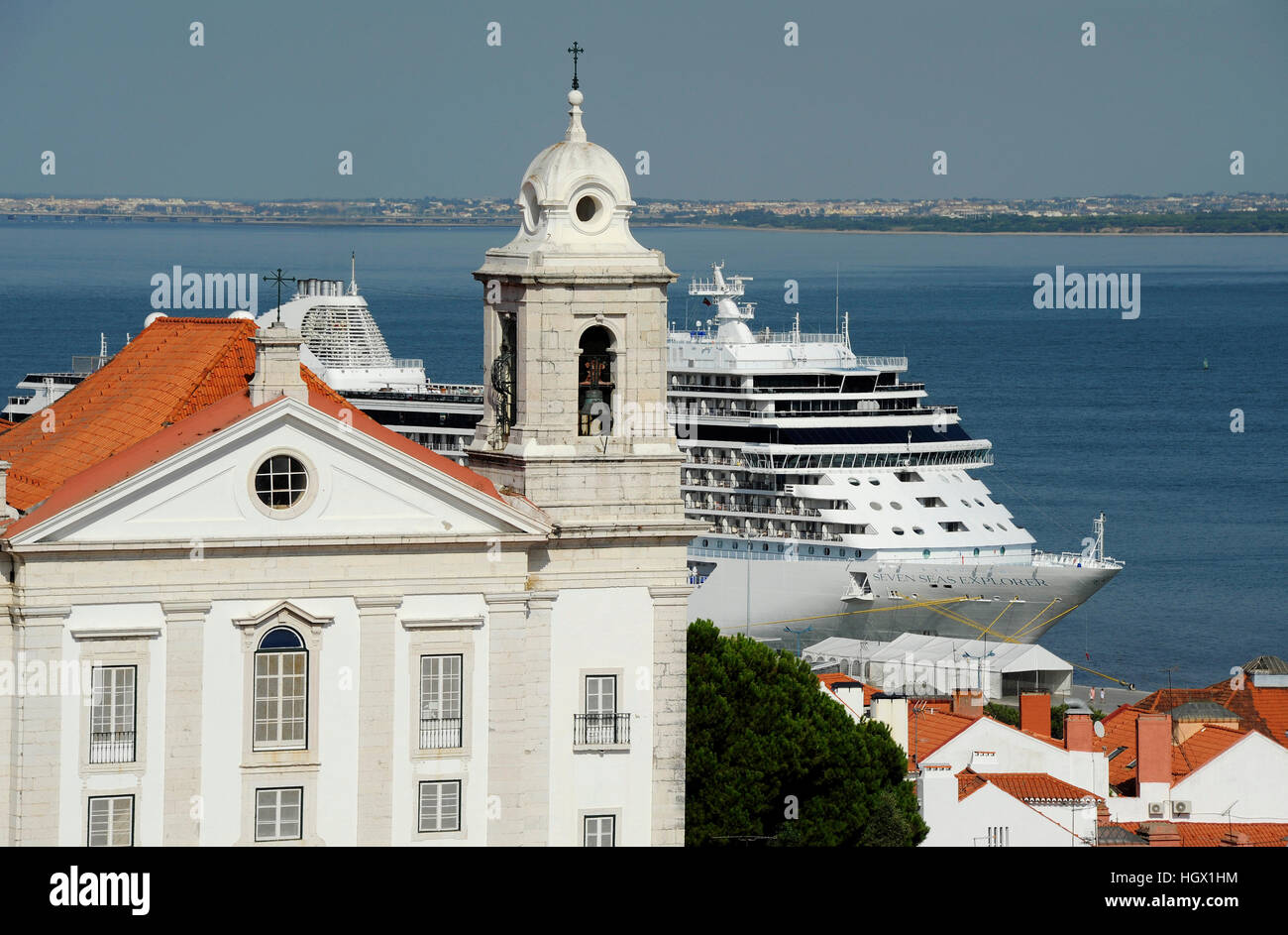 Seven Seas Explorer nave da crociera a Santa Apolonia terminal passeggeri, Igreja de Santo Estevao chiesa, Lisbona, Portogallo Foto Stock