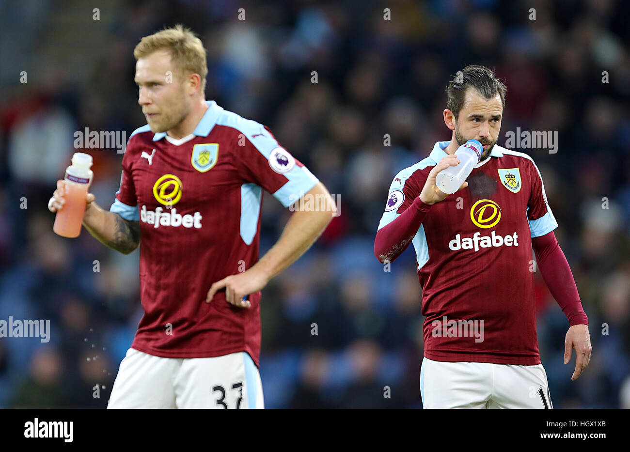 Burnley's Steven Defour (a destra) ha una bevanda Foto Stock