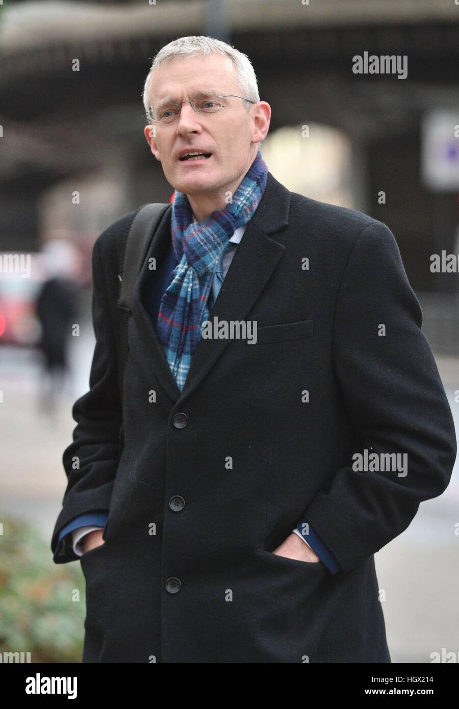 BBC Crimewatch host Jeremy Vine arriva a Hammersmith Magistrates Court di Londra per la causa in tribunale con Shanique Syrena Pearson dopo che essi sono stati presumibilmente coinvolti in un road-rage scontro come ha portato a casa dal lavoro. Foto Stock