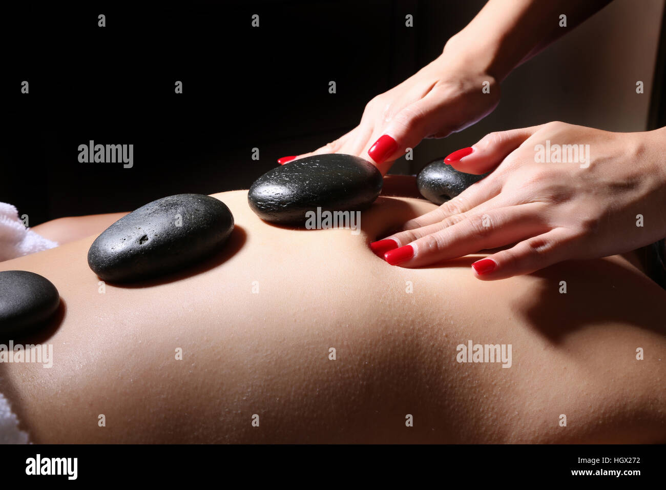 Stone massage su sfondo nero Foto Stock