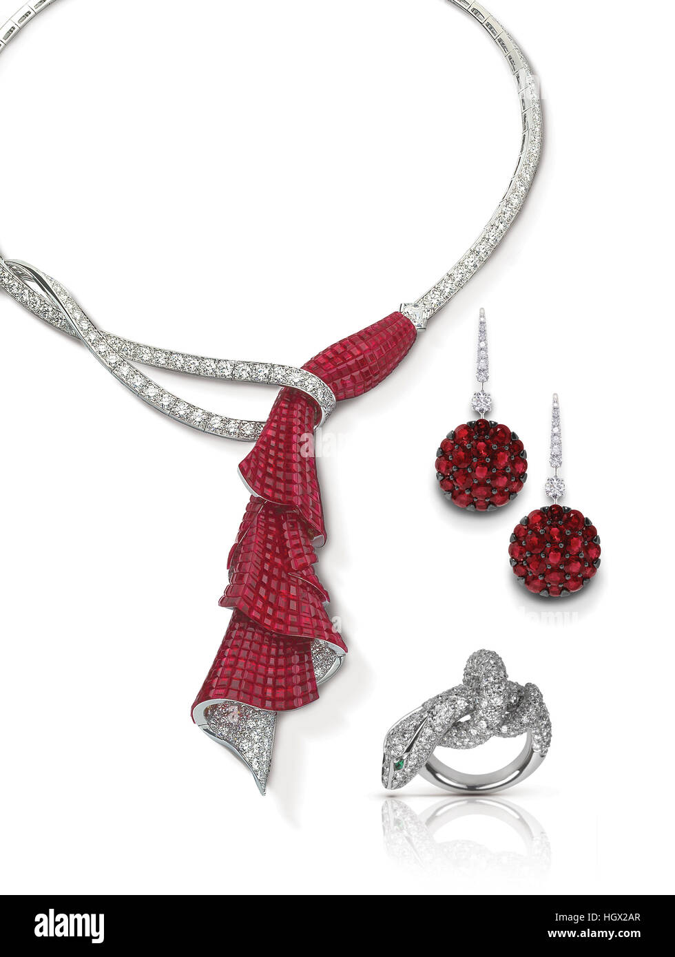 Gioielli in oro bianco impostato su sfondo bianco Foto Stock