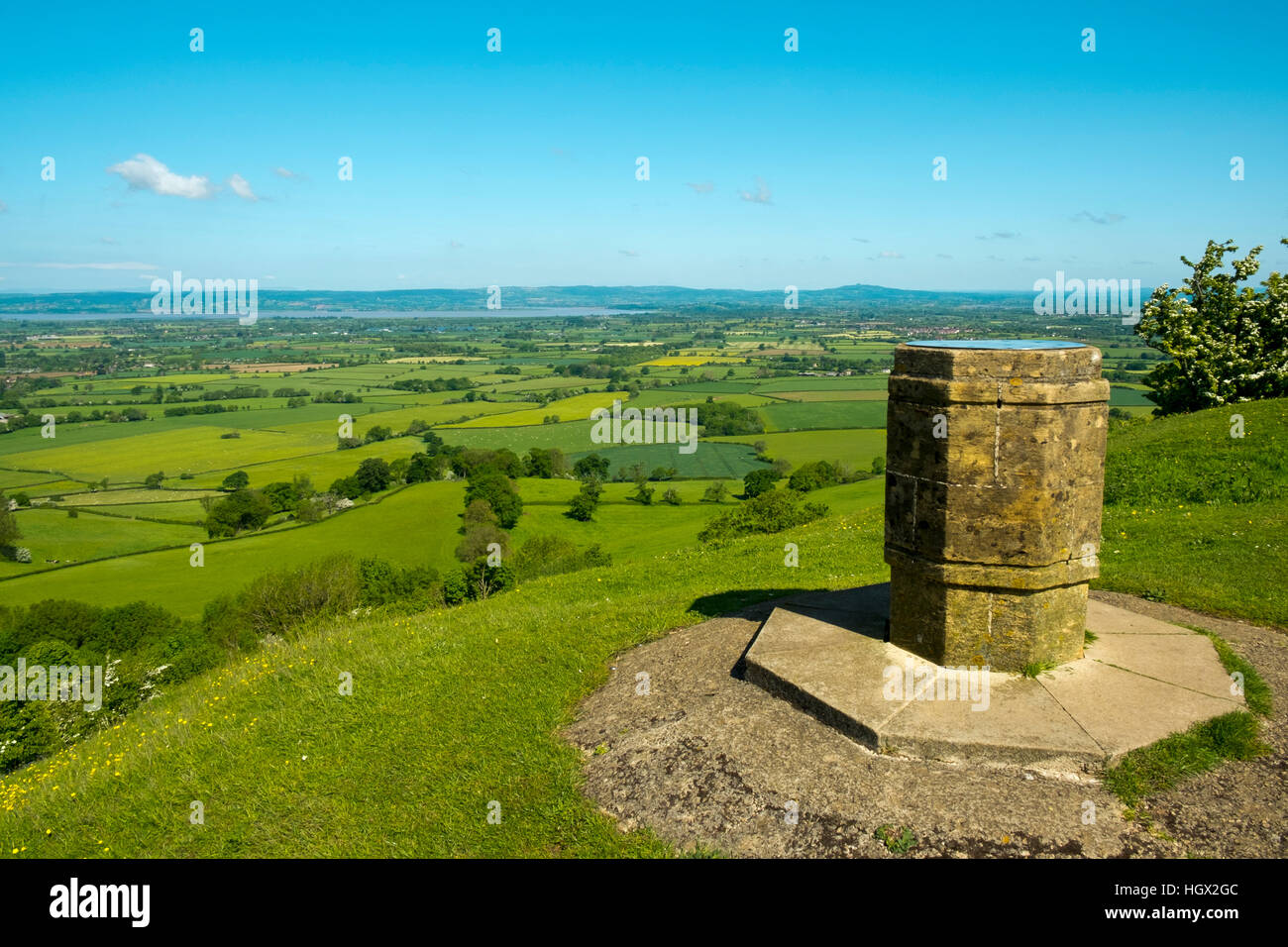 Veduta della Severn Vale dal picco Coaley Viewpoint, Frocester Hill, Nympsfield, Gloucestershire, Cotswolds, England, Regno Unito Foto Stock