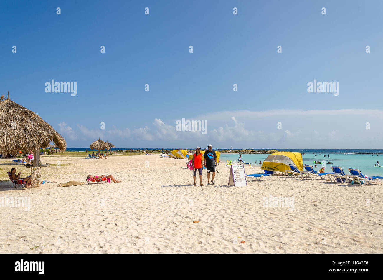 Aruba, dei Caraibi - 26 Settembre 2012: Vista di turisti che si godono baby beach ad Aruba isola del Mar dei Caraibi Foto Stock