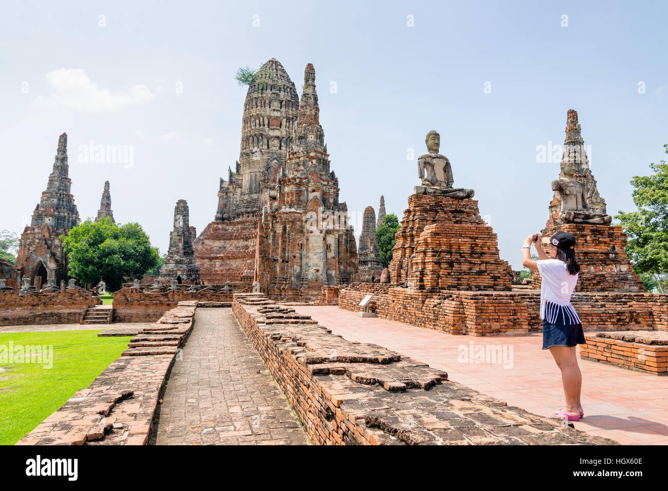 Tourist ragazza adolescente prendere una foto antica pagoda di Wat Chaiwatthanaram è tempio buddista famosa attrazione turistica di religione alla storica di Ayutthaya Foto Stock