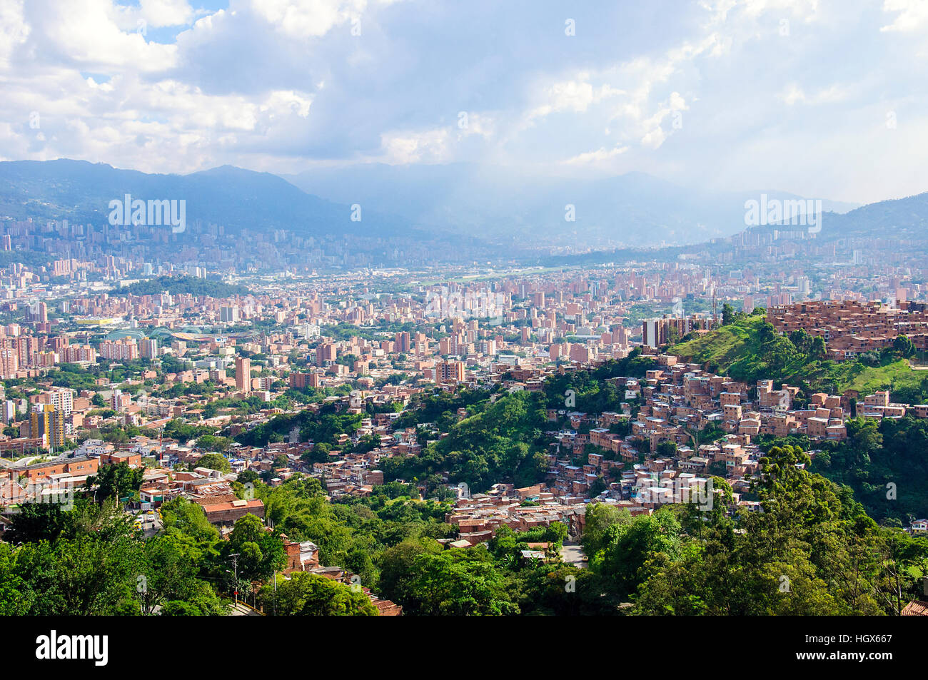Sole che tramonta sulla città di Medellin in Colombia Foto Stock
