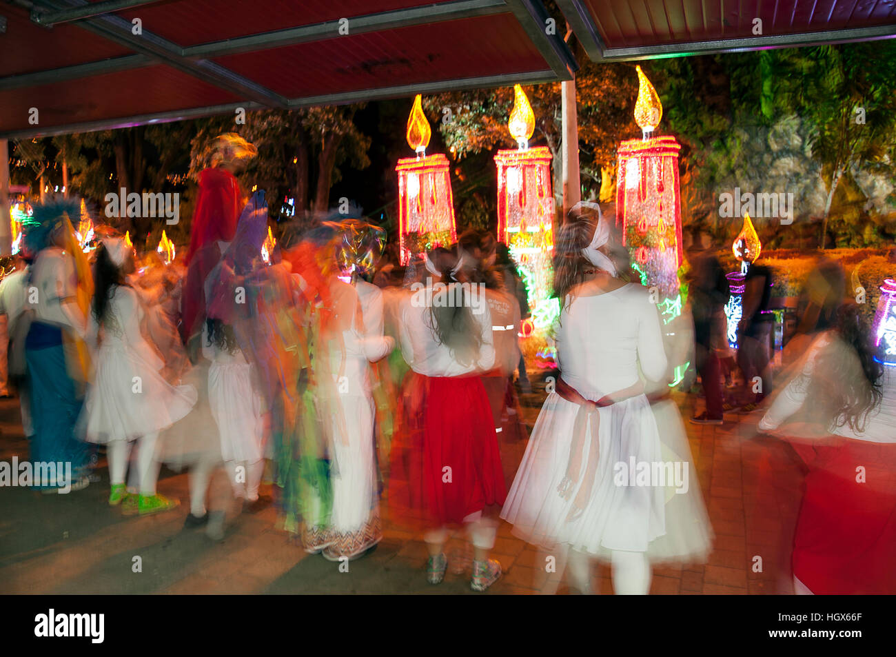 Medellin, Colombia - 14 dicembre 2016: i bambini danza con costumi colorati in North Park (Parque Norte) Medellin, Colombia Foto Stock