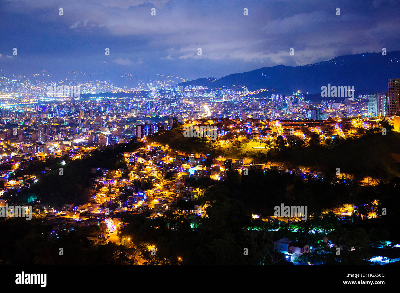 Vista aerea di Medellin di notte in Colombia Foto Stock