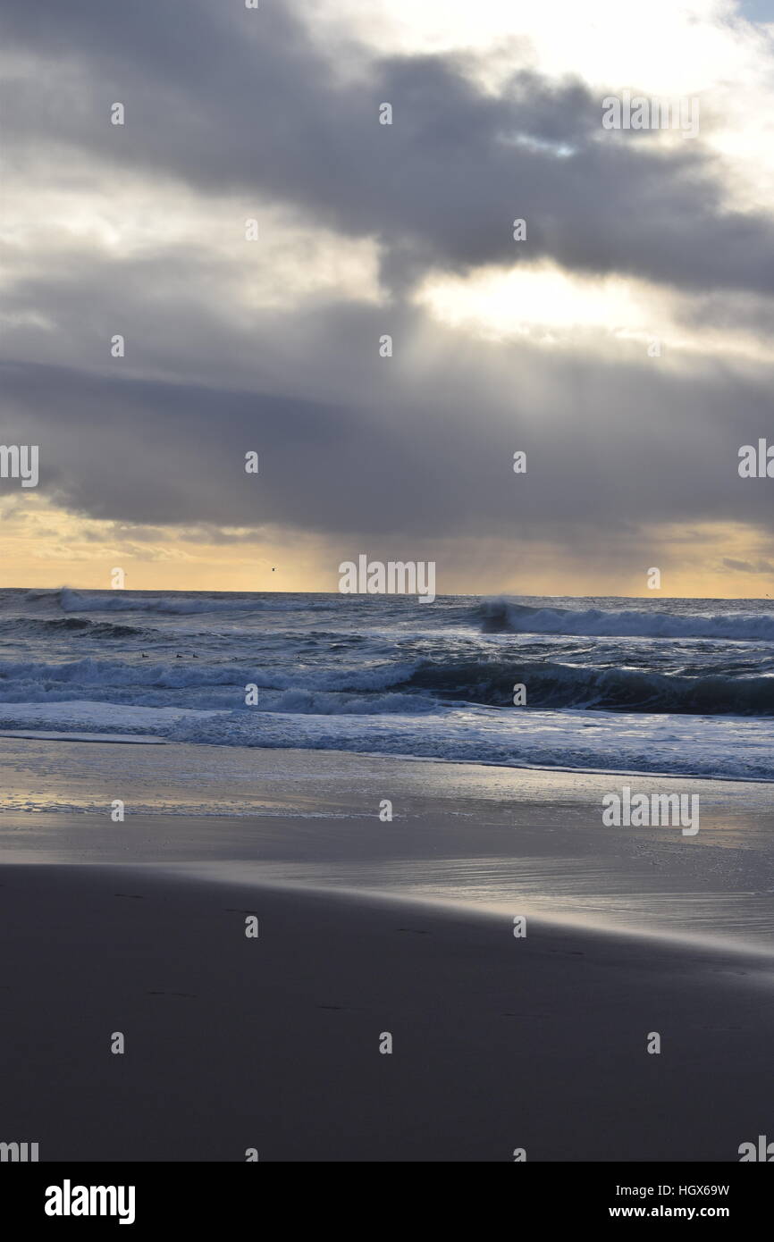 Picchi di sole attraverso le nuvole sopra il Pacifico Foto Stock