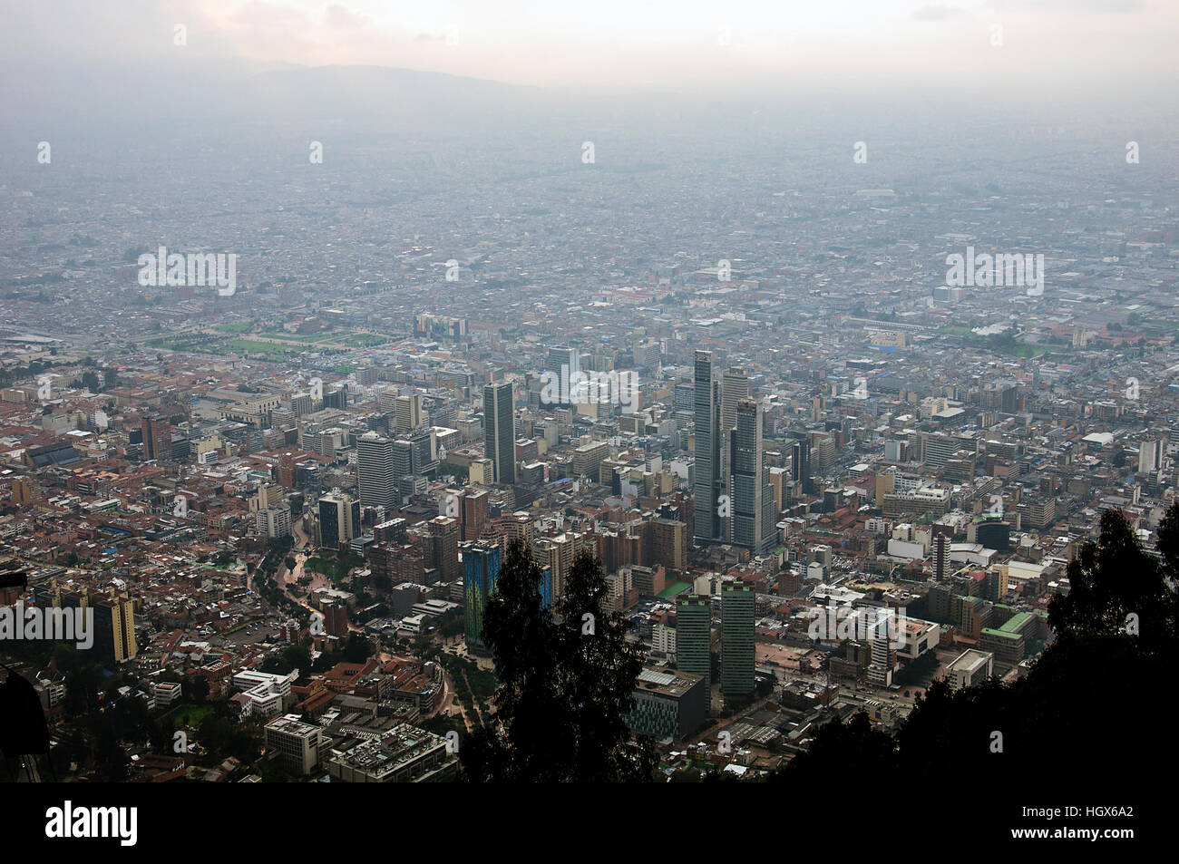 Il quartiere centrale degli affari, vista dal Cerro Monserrate, Bogotà, Colombia Foto Stock