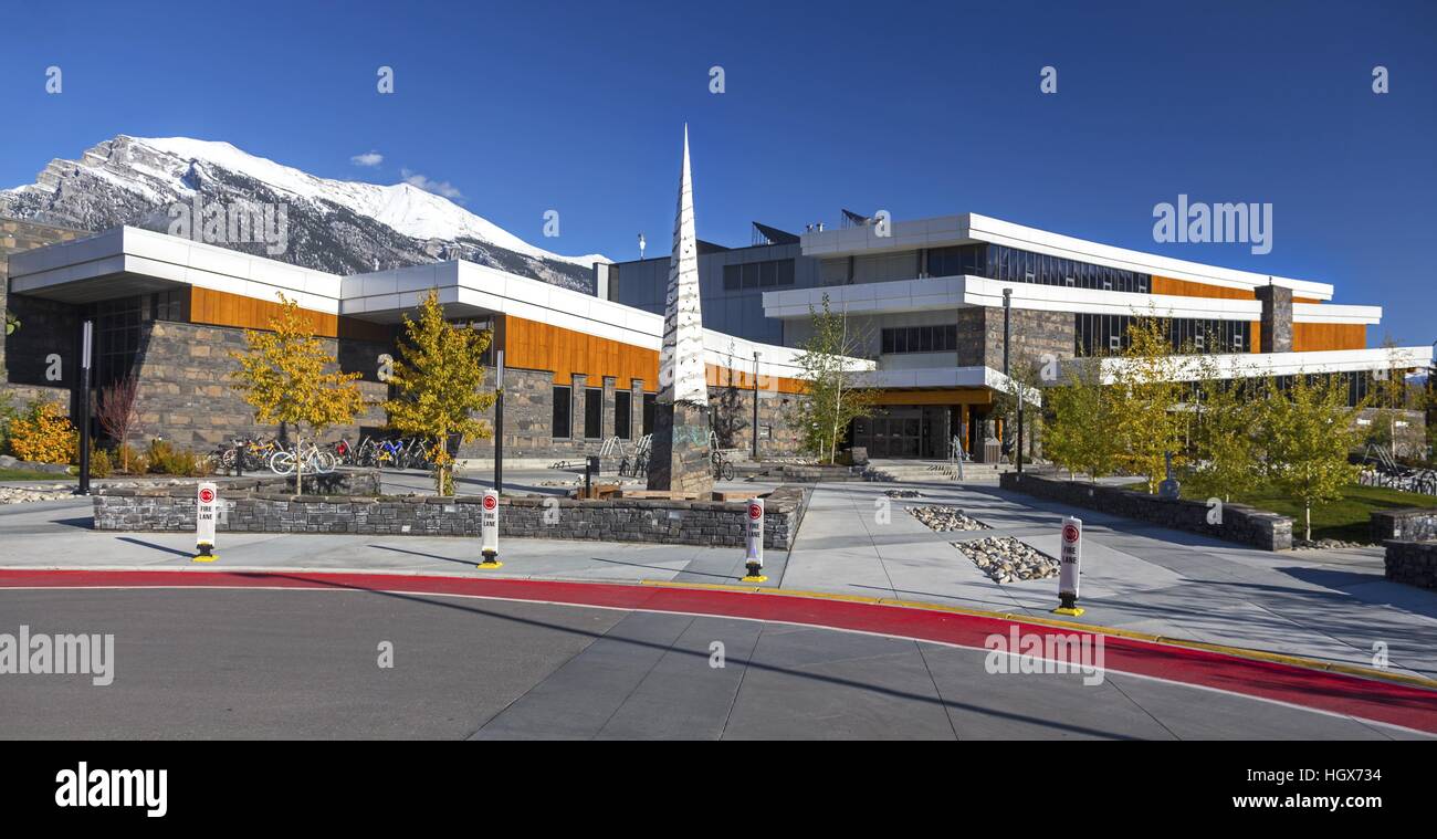 Elevazione luogo Canmore Recreation Centre Building. Struttura di architettura moderna, neve coperta Rocky Mountain Peaks Alberta Canadian Rockies Skyline Foto Stock