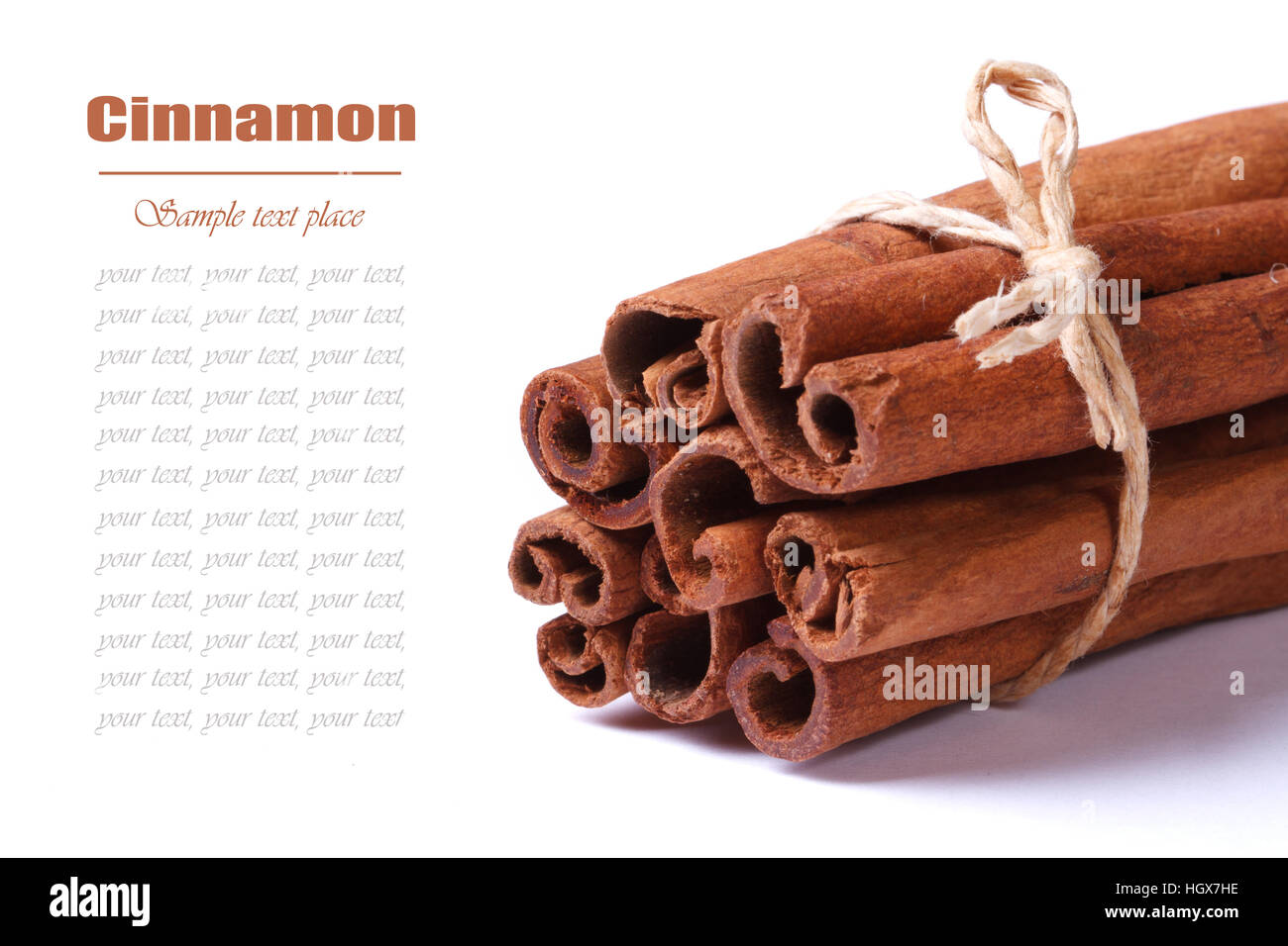 Mazzetto di bastoncini di cannella closeup isolato su sfondo bianco con testo Macro. Foto Stock