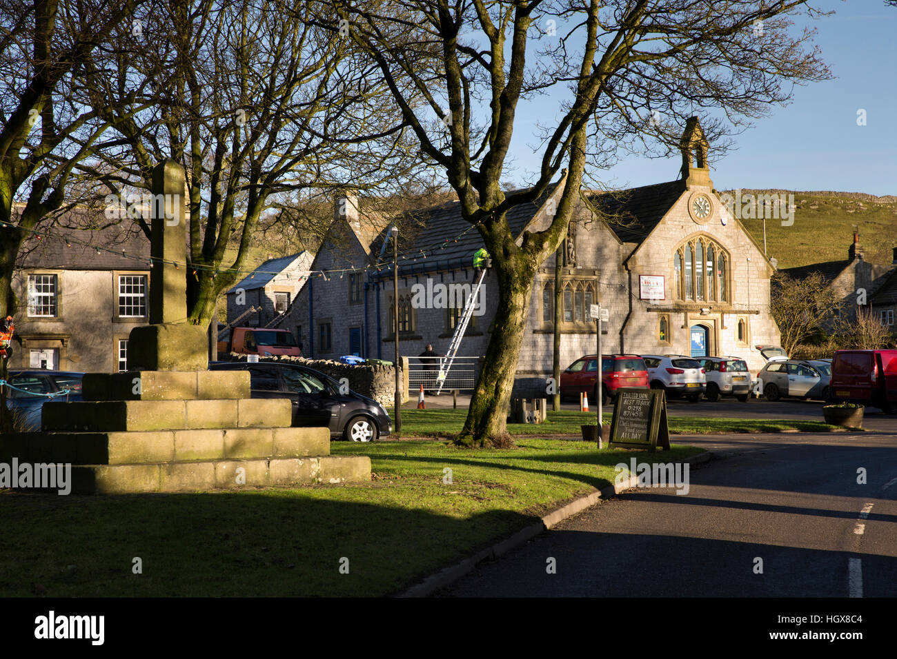 Regno Unito, Inghilterra, Derbyshire, Litton, villaggio verde, predicazione croce e Scuola Primry Foto Stock