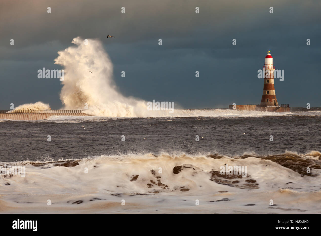Onde che si infrangono sulla Roker pier durante gennaio picchi di marea e alta venti, Sunderland, England, Regno Unito Foto Stock