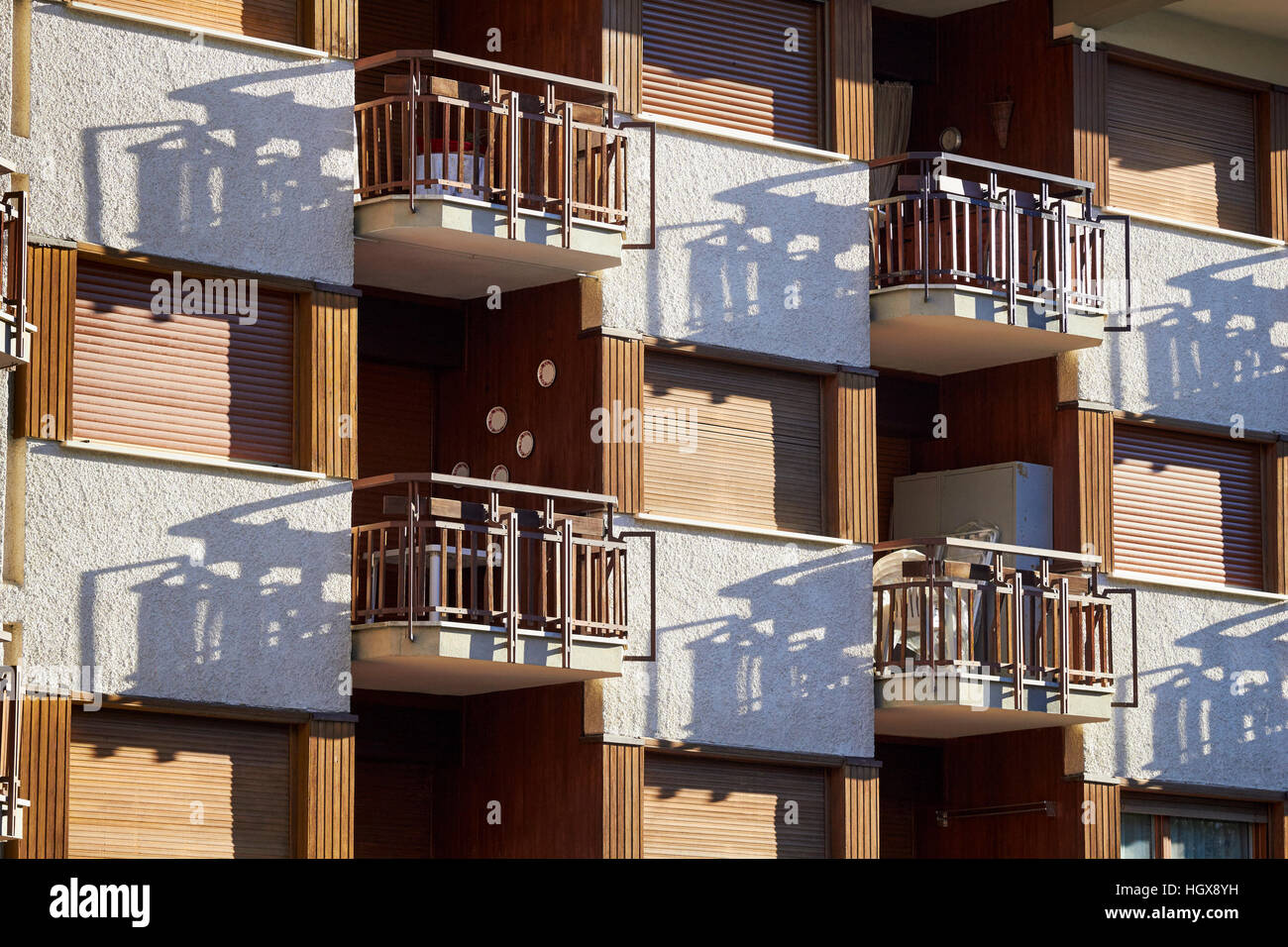 Edificio di appartamenti e patii, Entracque, Cuneo, Piemonte, Italia Foto Stock