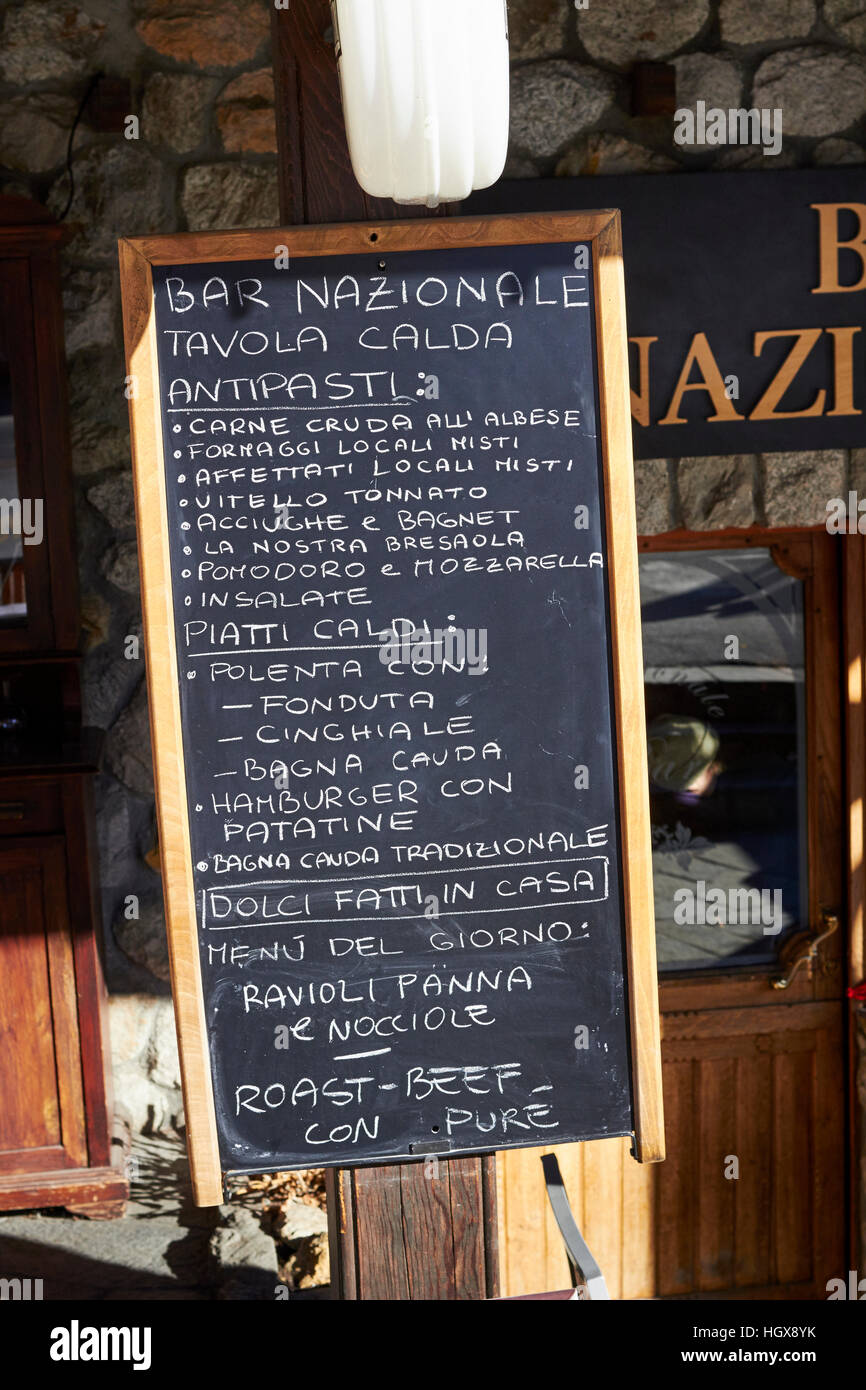 Lavagna menu al bar Nazionale di Vernante, Cuneo, Piemonte, Italia Foto Stock