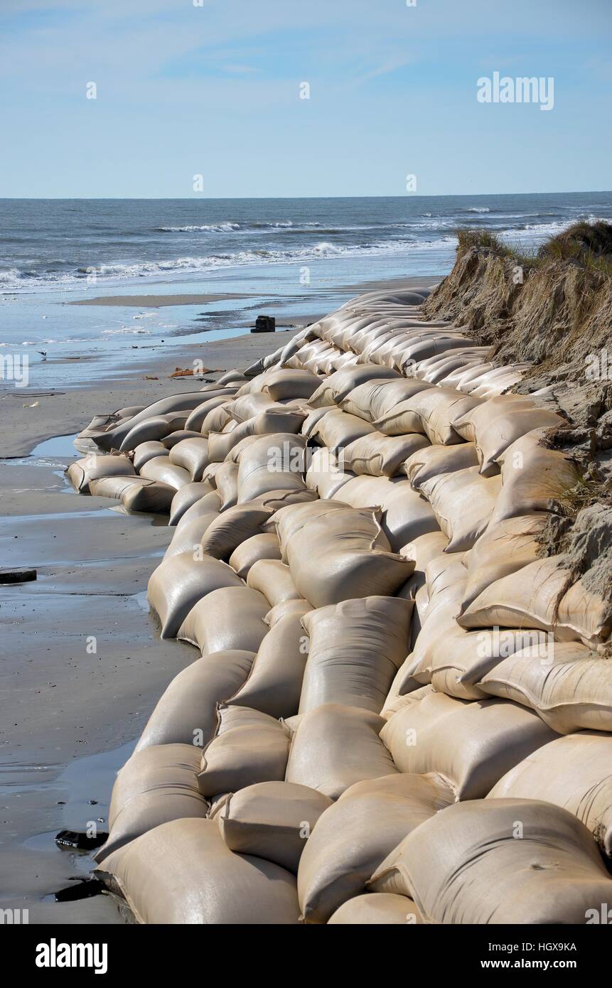 I sacchi di sabbia lungo la spiaggia in Carolina del Nord per proteggere da surf pesante e di erosione. Foto Stock