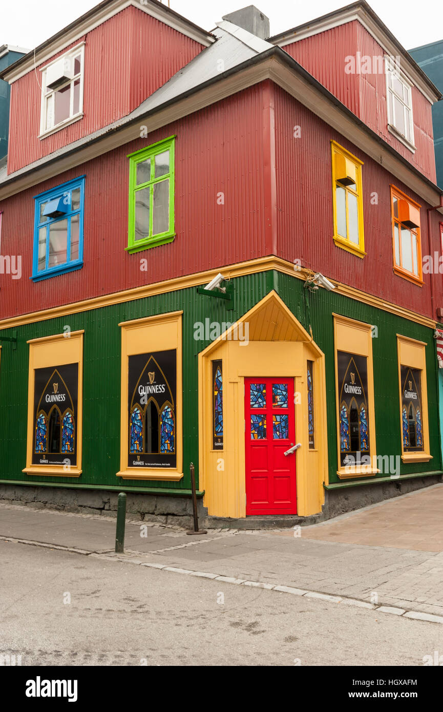Un precedente pub, questo sito all'angolo di Klapparstígur e Laugavegur strade di Reykjavik è ora la sede del Bravó Café. Foto Stock