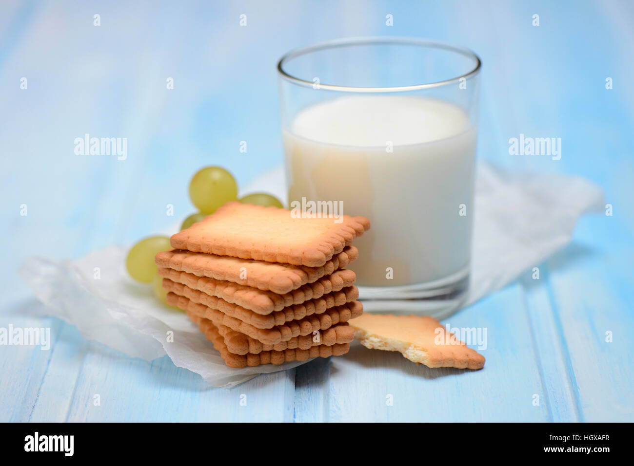 Butterkekse und Glas Milch, Petit Beurre Foto Stock