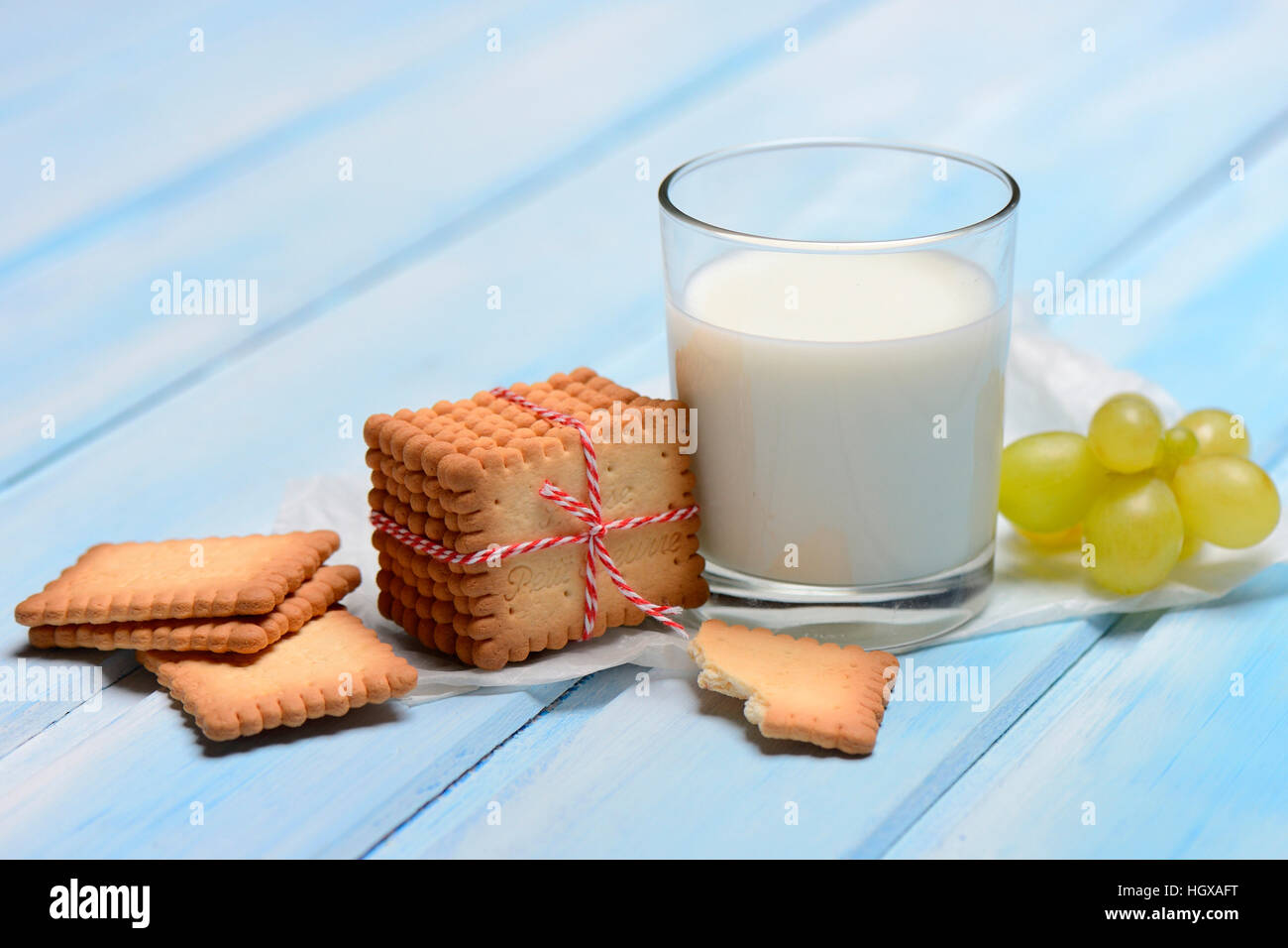 Butterkekse und Glas Milch, Petit Beurre Foto Stock