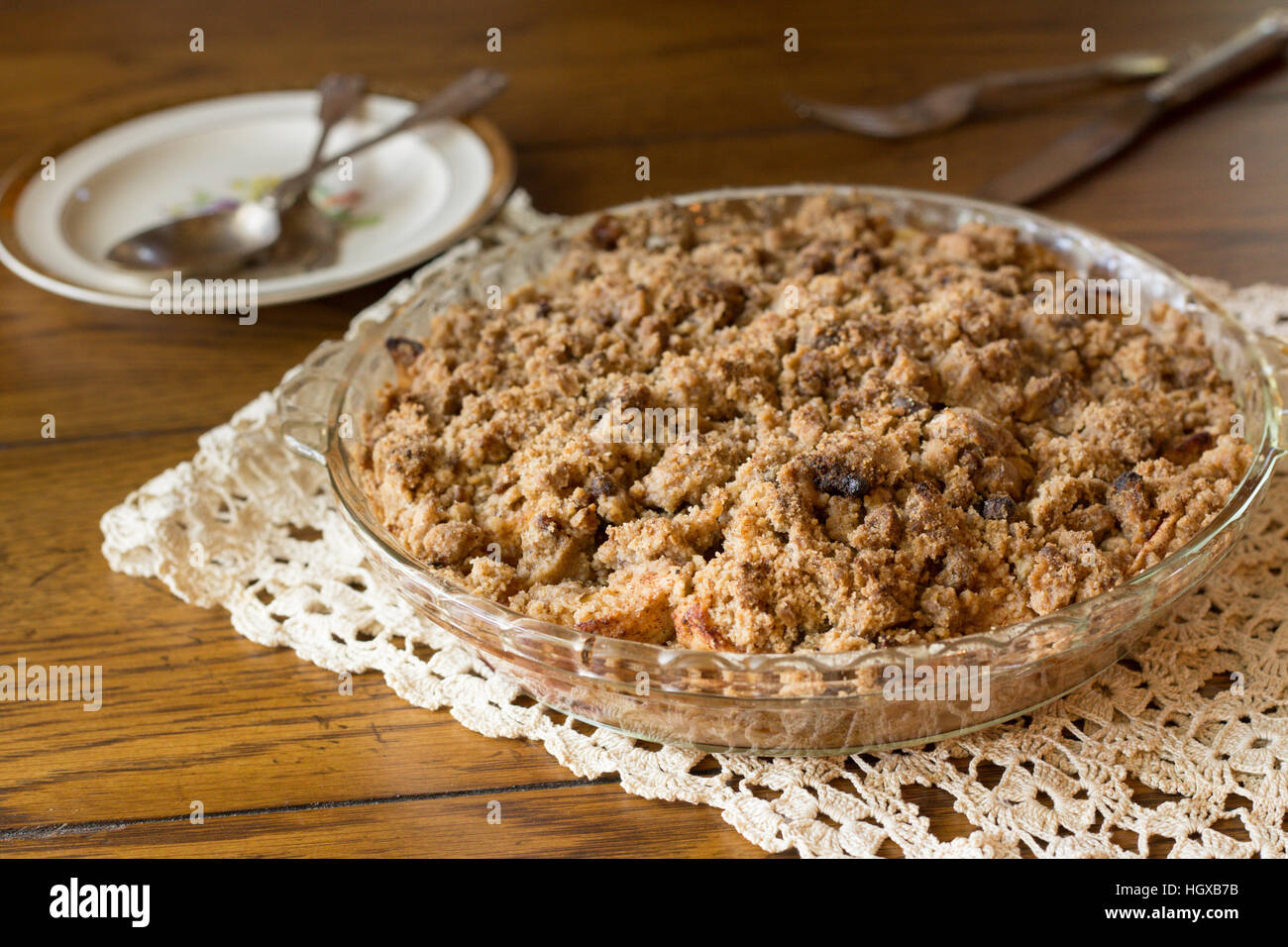 Freschi Fatti in casa apple olandese crumb dessert torta salata su Centrino con utensili Foto Stock