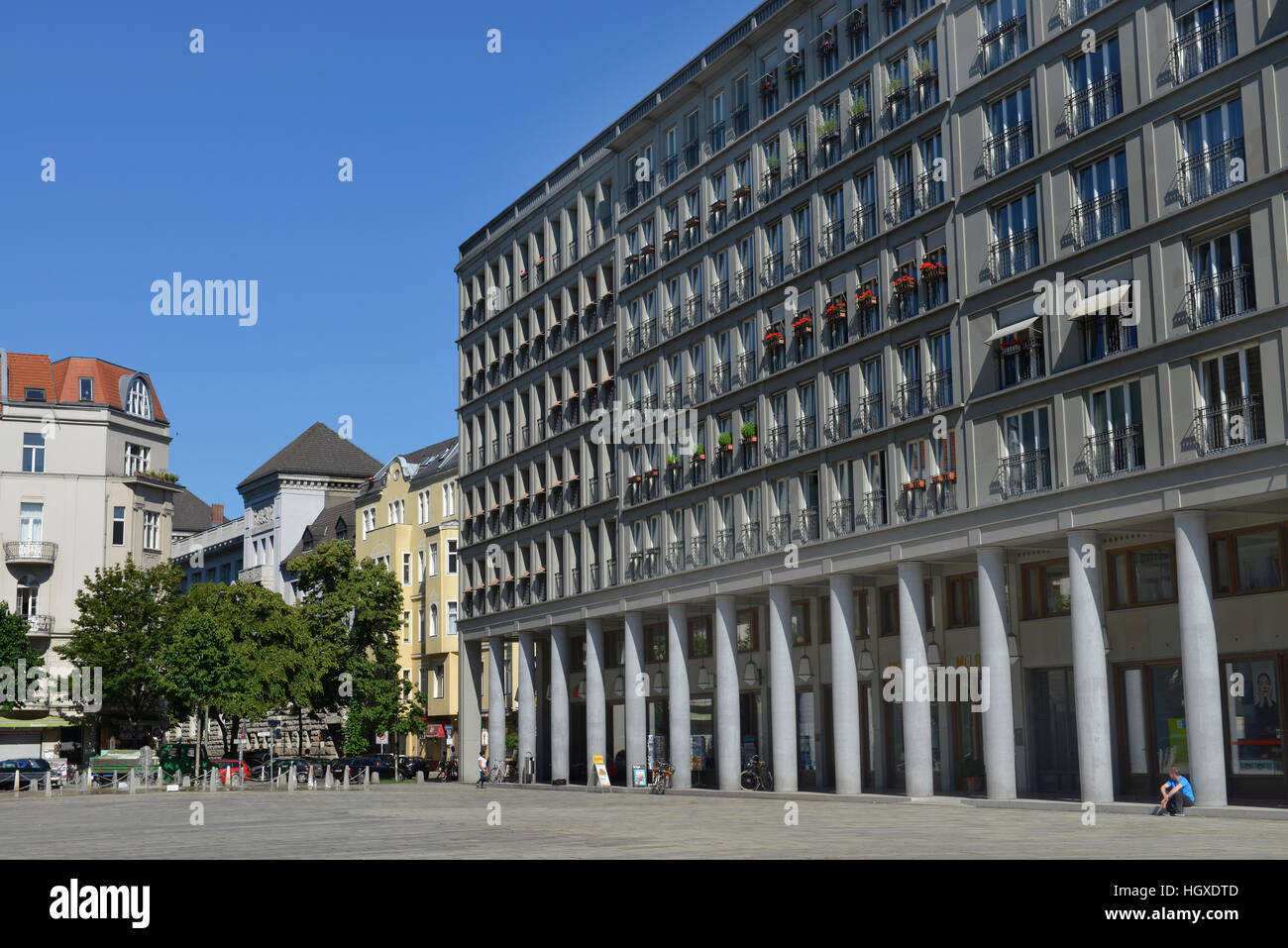 Leibnizkolonnaden, Walter-Benjamin-Platz, Leibnizstrasse, Charlottenburg di Berlino, Deutschland Foto Stock
