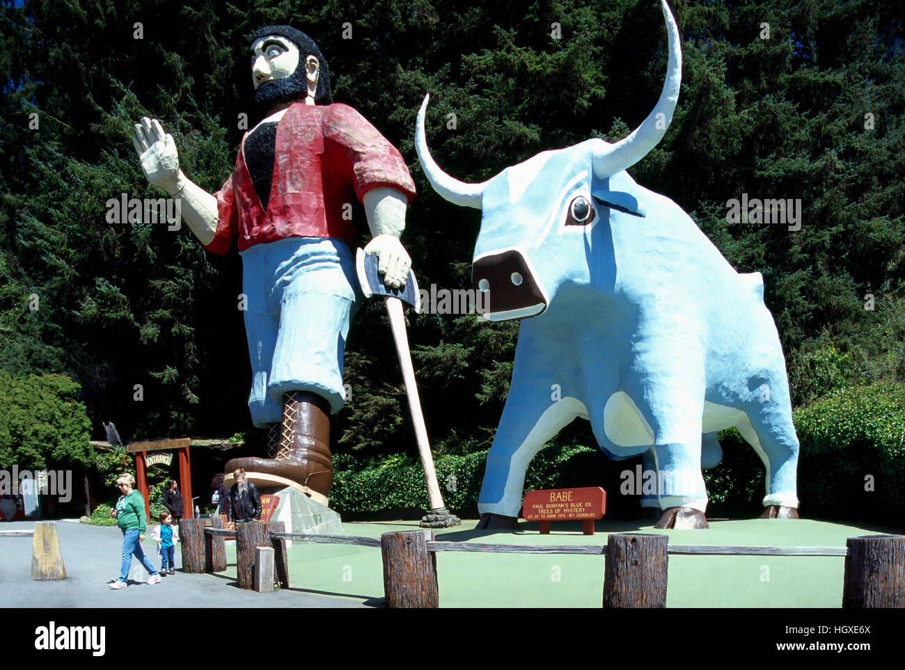 Paul Bunyan e Babe il bue blu statue, Klamath, CALIFORNIA, STATI UNITI D'AMERICA Foto Stock