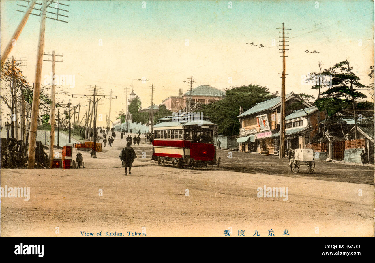 Giappone, Tokyo. Cartolina Vintage colorate a mano. Kudan street e gli edifici con il tram n. Circa 1910 Foto Stock