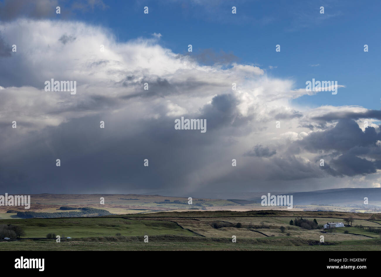 Enormi nuvole e wild cieli Plenmeller comune nel North Pennines - Vista dal vallo di Adriano su balze Cawfield Foto Stock