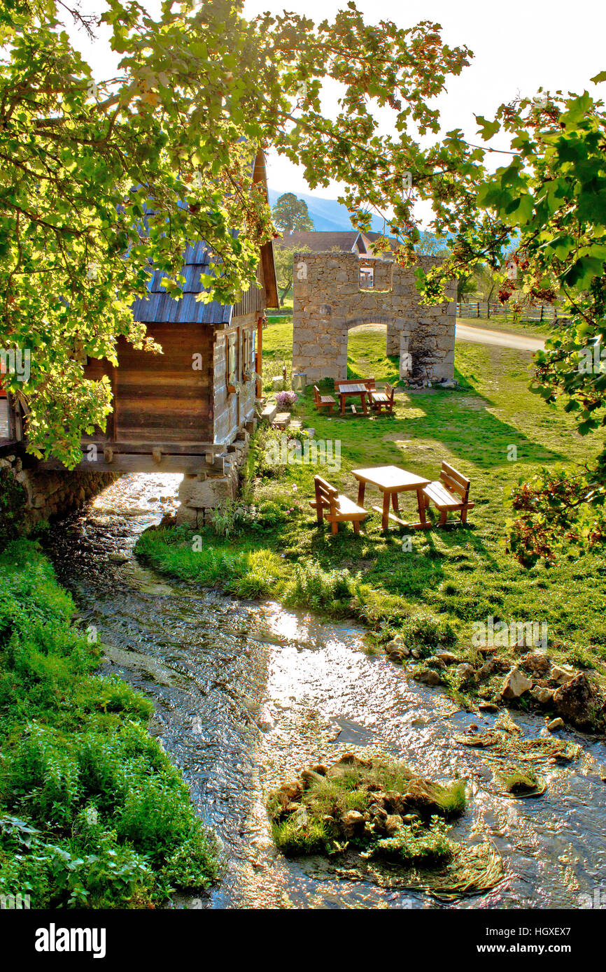 Fiume Gacka mulino ad acqua a molla e storiche rovine, Croazia Foto Stock
