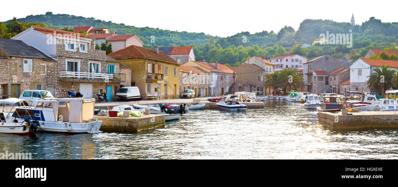 Isola di Iz pittoresco porto, Dalmazia, Croazia Foto Stock