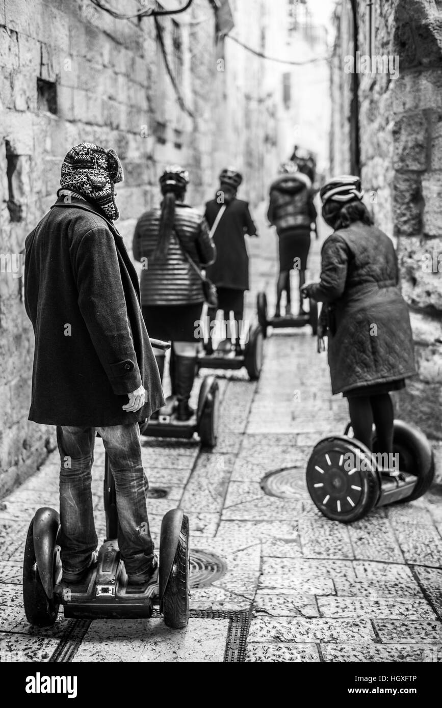 I turisti prendono un Segway tour in Gerusalemme, Israele Foto Stock