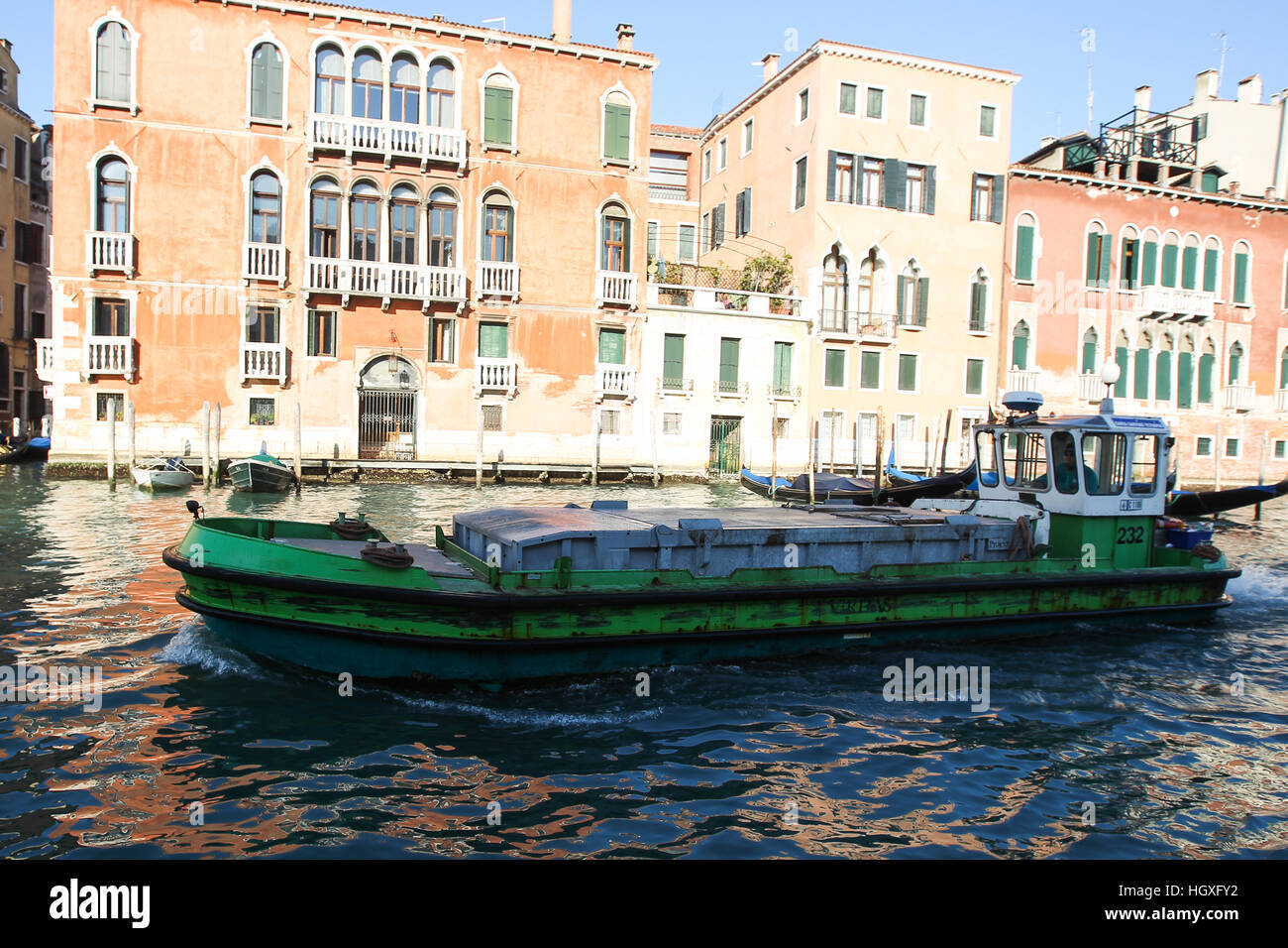 Un garbage/immondizia barca è visto sul canal grande. Foto Stock