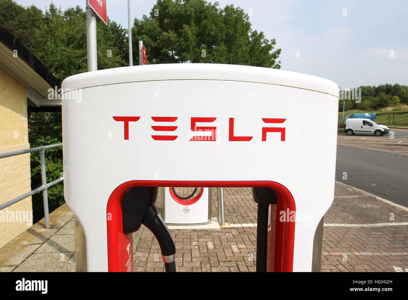 Svuotare Tesla auto elettrica veicolo stazioni di ricarica, England, Regno Unito Foto Stock