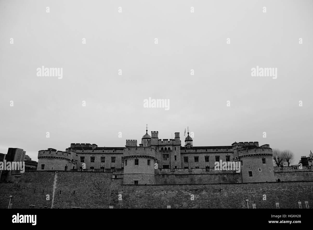 Nuvole scure appendere al di sopra della Londra storica Torre di Londra Foto Stock