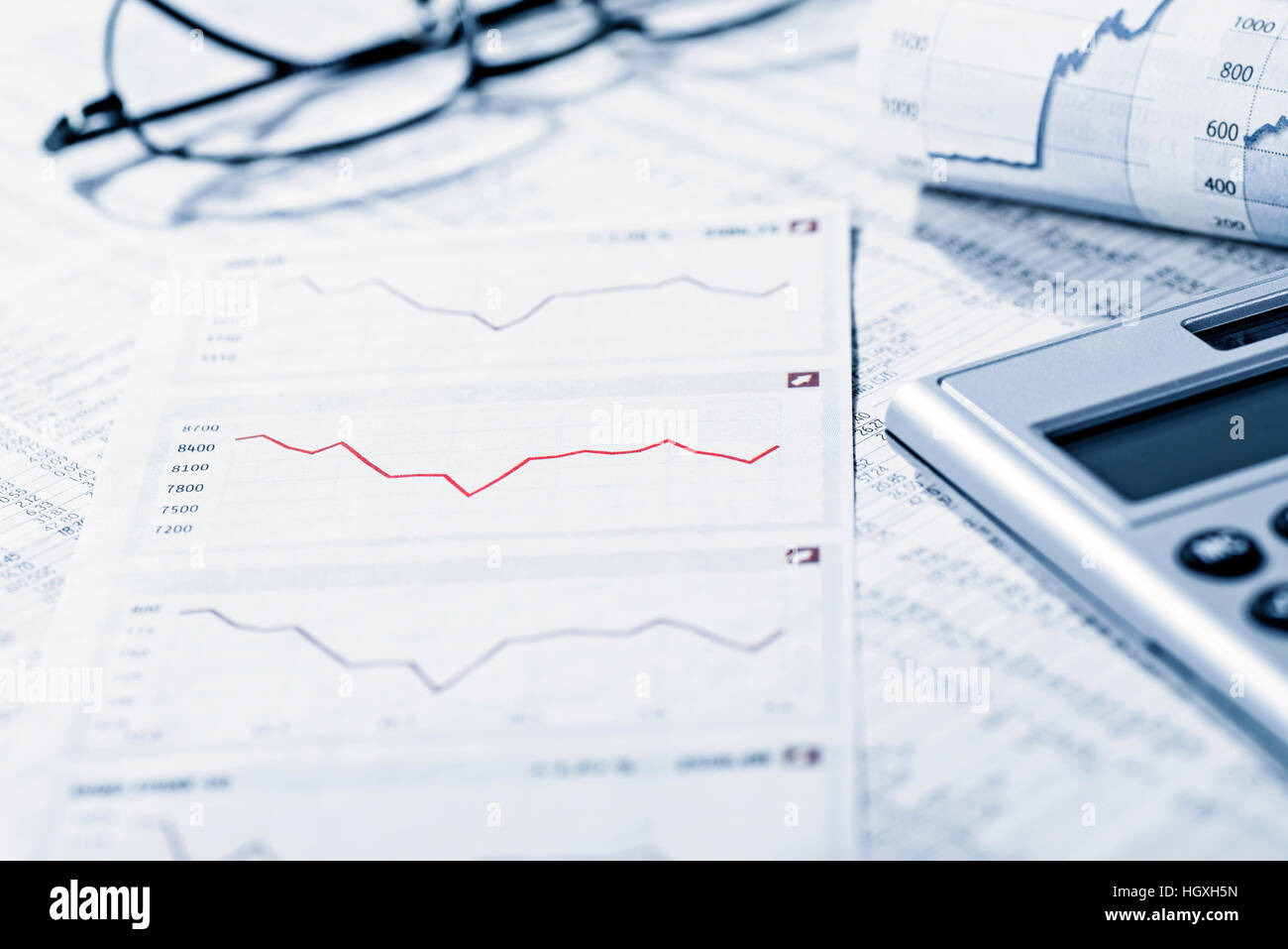Tasso di tabelle e diagrammi simboleggiano la volatilità del mercato finanziario. Foto Stock
