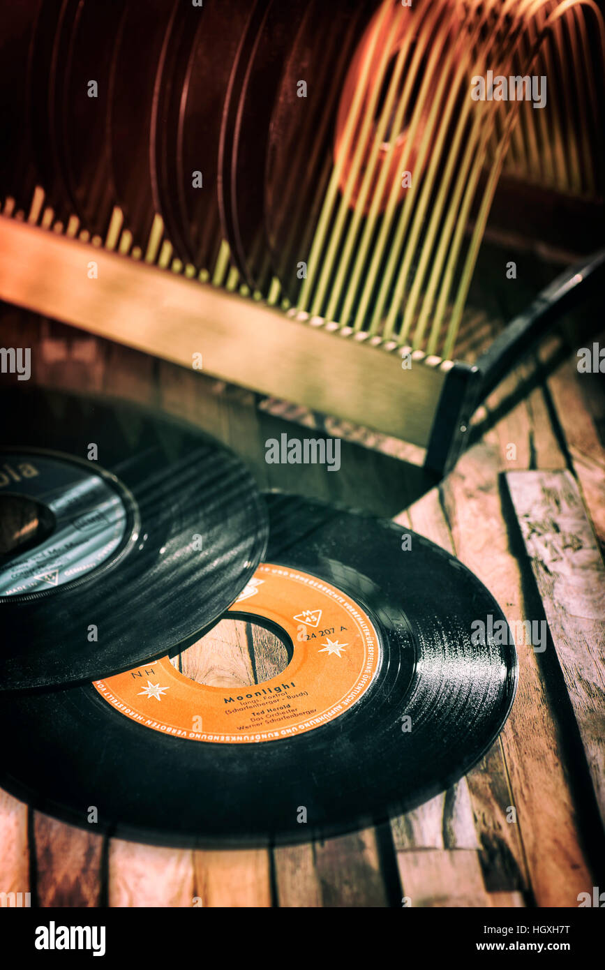 Classica singoli di vinile e un supporto di registrazione su un pavimento di legno Foto Stock