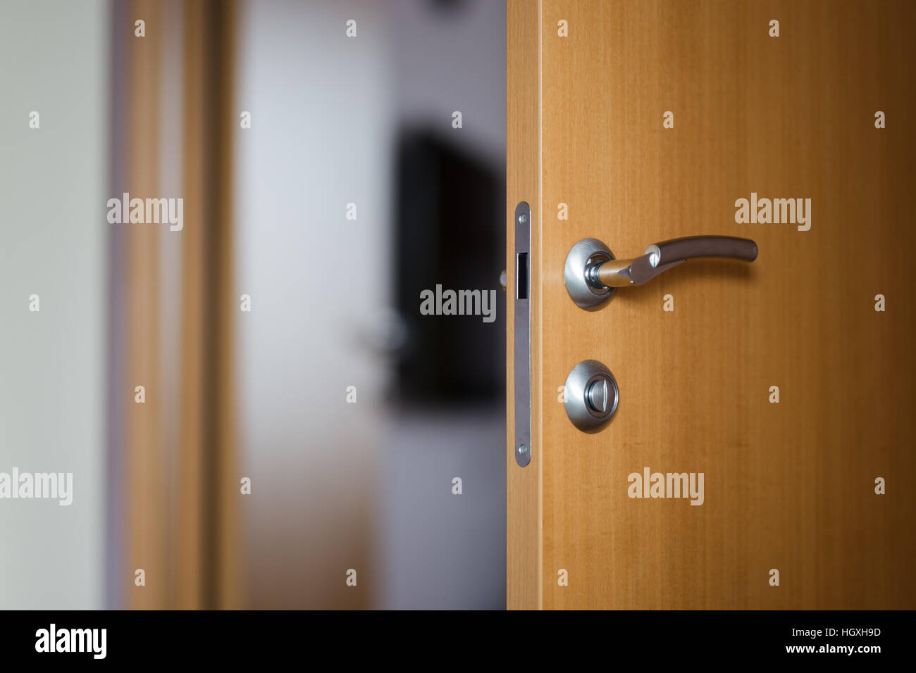 Camera in hotel o appartamento porta a porta aperta Foto Stock