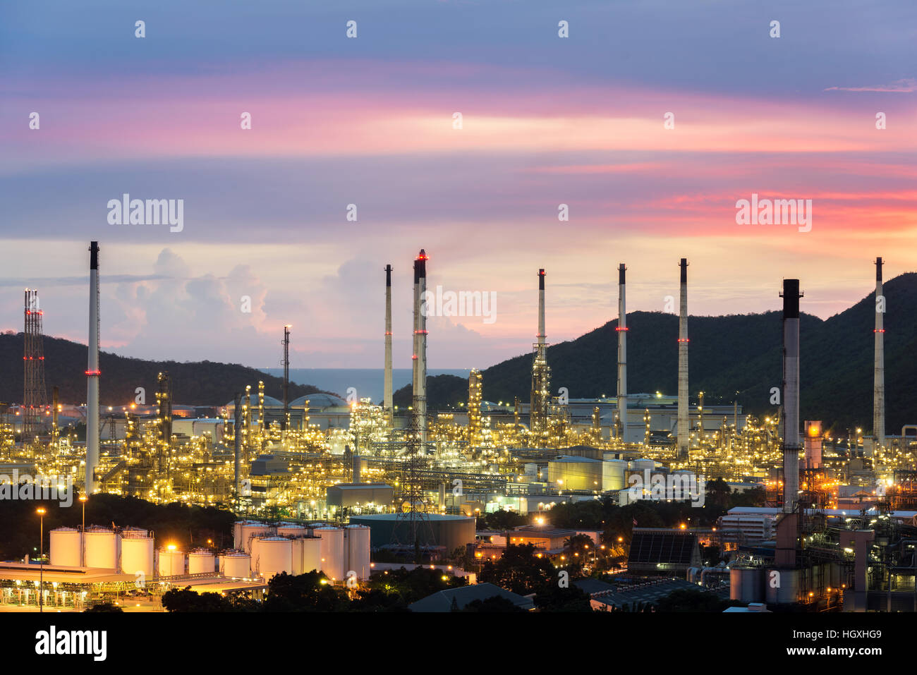 Raffineria di petrolio industria a notte in Chonburi, Thailandia. Foto Stock