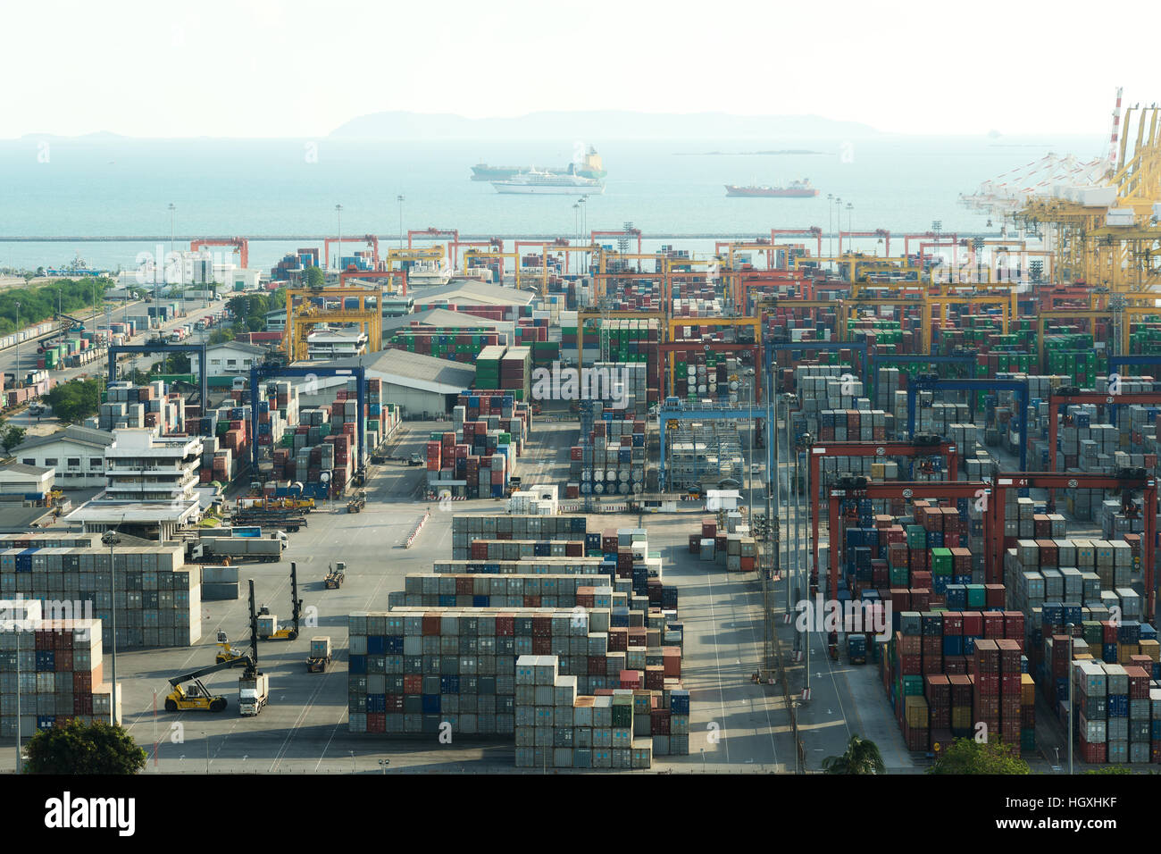 Vista aerea del porto di Laem Chabang contenitore di carico porta in Thailandia usare per la logistica, importazione, esportazione, sfondo Foto Stock