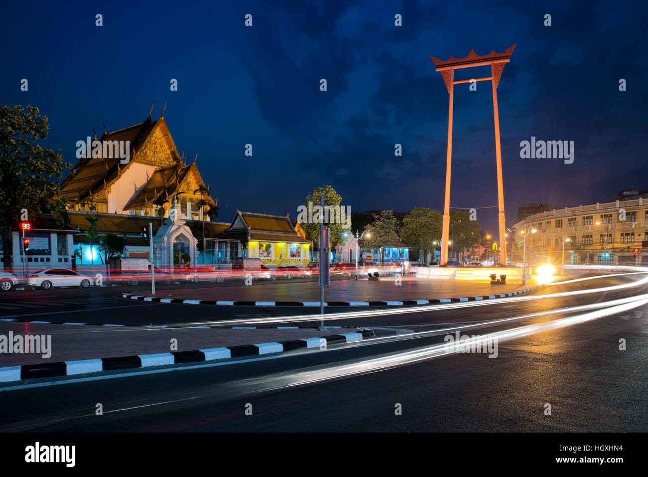 Altalena gigante con il Wat Suthat tempio di notte a Bangkok, in Thailandia. Foto Stock