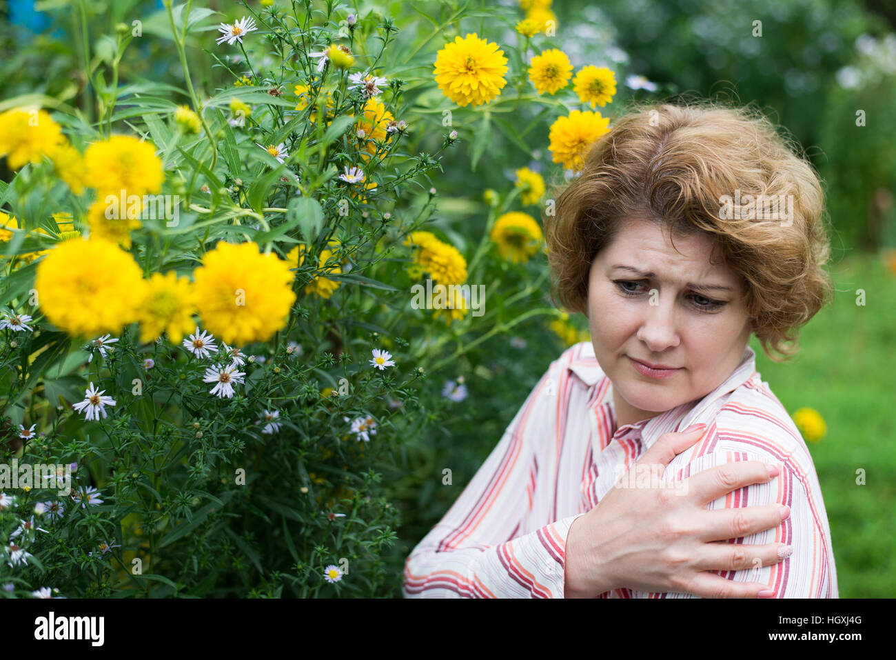 La donna che soffre di cefalea allergico a fiori Foto Stock